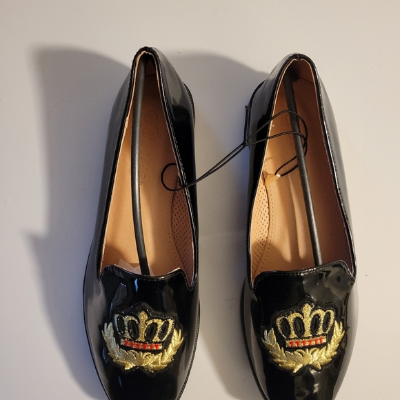 Patent Leather flats with Embroidered CREST - Picture 2 of 8